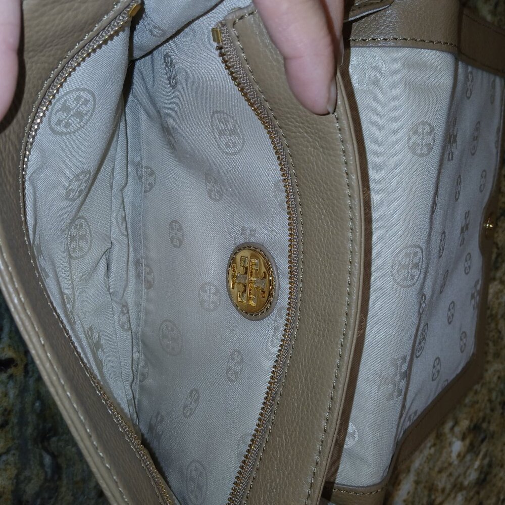Tory Burch Pebbled Leather Perforated Logo Crossbody W/ A Dust Bag - Picture 7 of 10